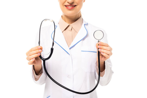 Widok na lekarza trzymającego stetoskop wyizolowany na białym - Zdjęcie, obraz