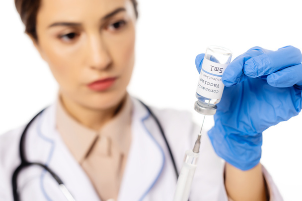 医師の選択的焦点白色に隔離された注射器でコロナウイルスワクチンを拾う - 写真・画像