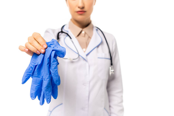 Ausgeschnittene Ansicht des Arztes mit Latexhandschuhen isoliert auf Weiß - Foto, Bild