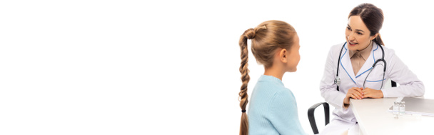 Cabeçalho do site do pediatra sorrindo para a menina perto da pasta de papel e vacina isolada no branco - Foto, Imagem