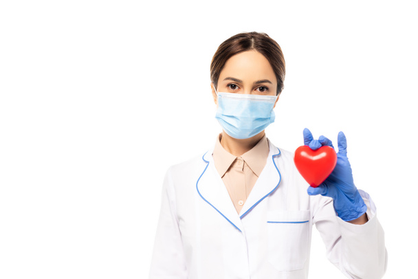 Orvos orvosi maszk és latex kesztyű mutatja szív elszigetelt fehér - Fotó, kép