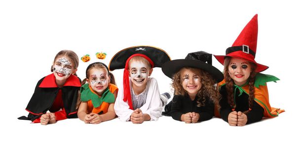 Bonito crianças vestindo trajes de Halloween no fundo branco - Foto, Imagem