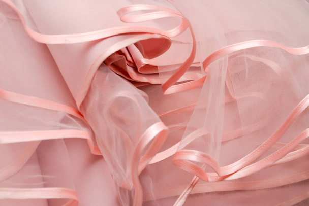 Esküvői ruha részlet. Rózsaszín esküvői ruha fodrok közelről.  - Fotó, kép