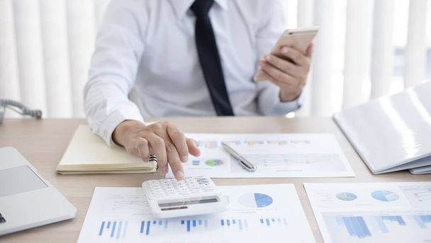 Accounting businessmen are calculating income-expenditure and analyzing real estate investment data, Dedicated to the progress and growth of the company, Financial and tax systems concept. - Foto, Imagem