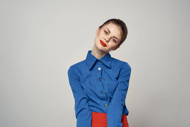 Vrouwen in blauw shirt emoties leuk romantiek bril model bijgesneden uitzicht - Foto, afbeelding