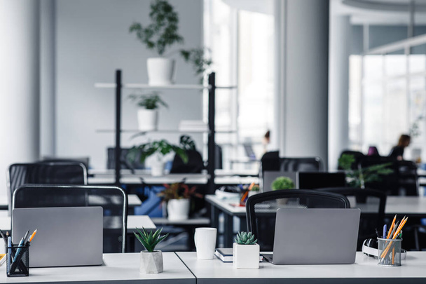 Interno ufficio con colonne bianche e finestre panoramiche in moderno soppalco - Foto, immagini