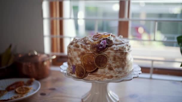 ένα κέικ με διακοσμήσεις πάνω από ένα περίπτερο κέικ - Πλάνα, βίντεο