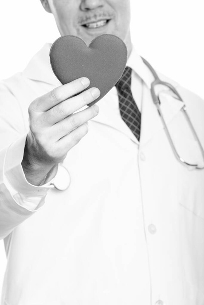 Στιγμιότυπο από ώριμο όμορφο Σκανδιναβό γιατρό απομονωμένο σε λευκό φόντο σε μαύρο και άσπρο - Φωτογραφία, εικόνα