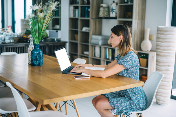 Pensive valkoihoinen nainen opiskelija istuu asunnossa keskittynyt oppimisen online-liiketoiminnan, taitava 20s nainen freelance kirjoittamalla julkaisu osuus median blogi etätyötä kotona - Valokuva, kuva