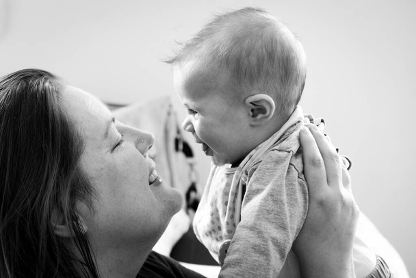 Любовь к матери и ребенку - Мама и сын в кровати - это любовь, а лень - любовь к матери и ее маленькому новорожденному - семья дома - Лиза - черно-белое фото - Фото, изображение