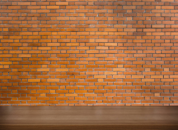 blat drewniany i ściana z czerwonej cegły na tle do wyświetlania - Zdjęcie, obraz