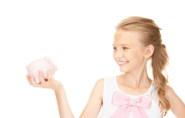 mooie tiener meisje met piggy bank - Foto, afbeelding