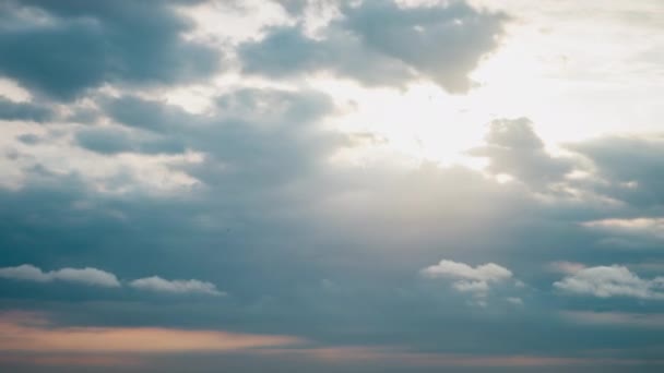 4K Time lapse zonsopgang en prachtige schemering pluizige storm bewolkt blauw en gele hemel soepel stromend naar fantastische geest. Regenachtige goede avond en hebben een mooie dag concept. - Video