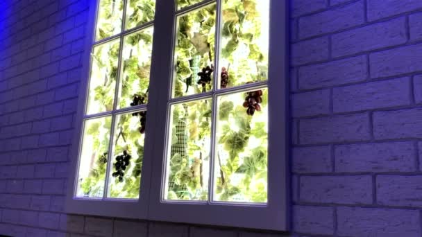 Dekoracyjne sztuczne okno na drewnianej ścianie - Materiał filmowy, wideo