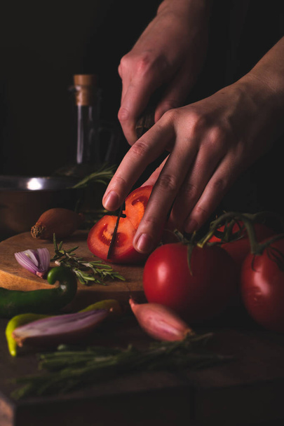 台所で野菜サラダを作る女 - 写真・画像