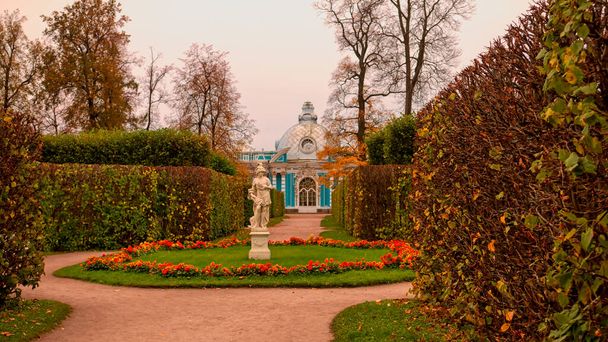 Padiglione delle Grotte nel parco Catherine in autunno, Zarskoe Selo Pushkin, San Pietroburgo, Russia - 9 ottobre 2020  - Foto, immagini