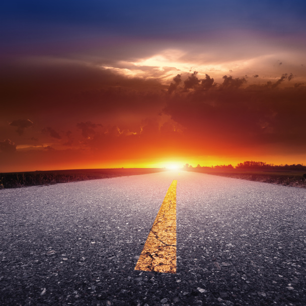 Водіння порожньою заміською дорогою на заході сонця
 - Фото, зображення