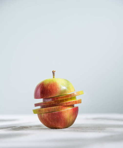 pomme rouge verte juteuse coupée en tranches sur une nappe en lin naturel. Vue sur Fron et gros plan. Orientation verticale - Photo, image