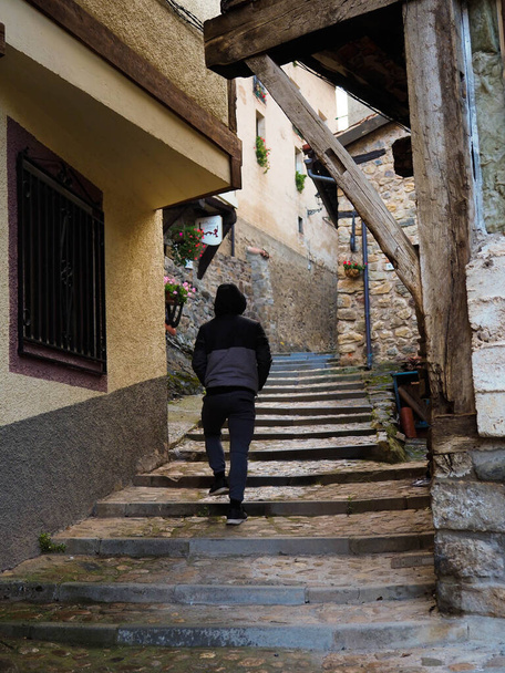 Unbekannter Mann geht in Villoslada de Cameros spazieren - Foto, Bild