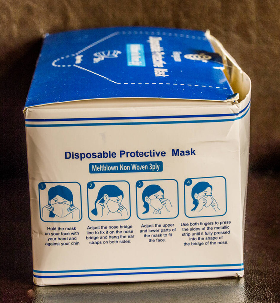 Jednorazowe maski ochronne, stopione niewowen 3 warstwy. Wyprodukowano w Chinach. - Zdjęcie, obraz