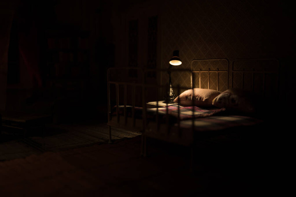 Cama de solteiro vintage velha à noite. Um quarto de casa de bonecas realista com móveis e janela. Foco seletivo - Foto, Imagem
