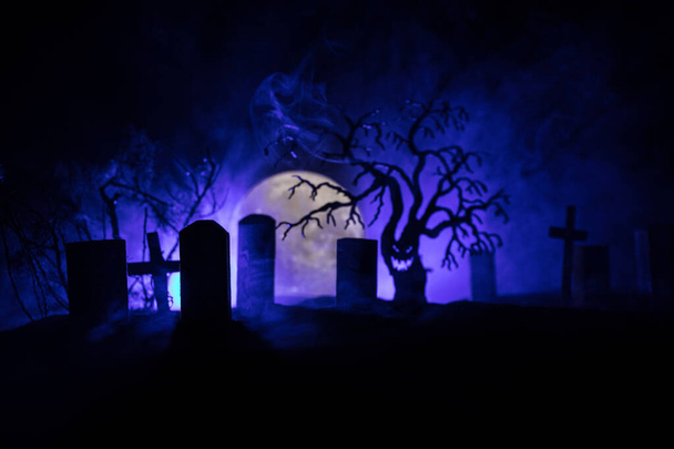 Страшний вид зомбі на кладовищі мертве дерево, місяць, церква і моторошне хмарне небо з туманом, концепцією жаху Галовін. Вибіркове зосередження - Фото, зображення
