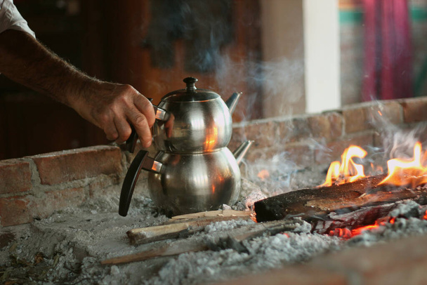 Cuisson du thé turc sur le feu de bois dans une bouilloire en acier - Photo, image