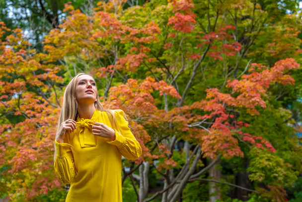 豪華なブロンドモデルポーズ屋外で彼女の秋の服 - 写真・画像