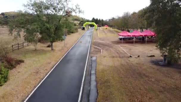 vista de los preparativos de una carrera de montaña desde un dron - Metraje, vídeo