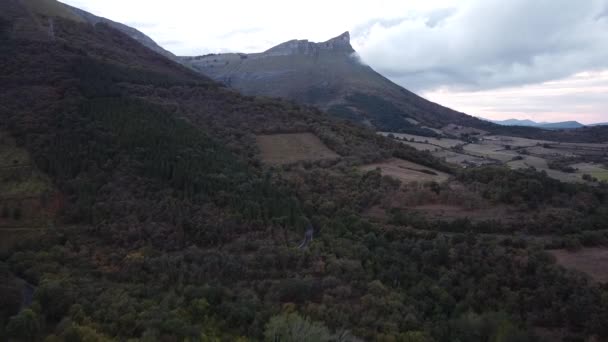pohled z trubce na hory Ordua ve Vizcaya - Záběry, video