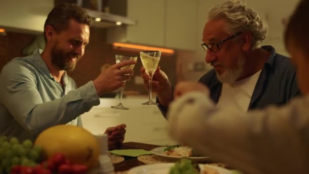 Großvater, erwachsener Sohn und Enkel beim gemeinsamen Abendessen in der Küche - Filmmaterial, Video