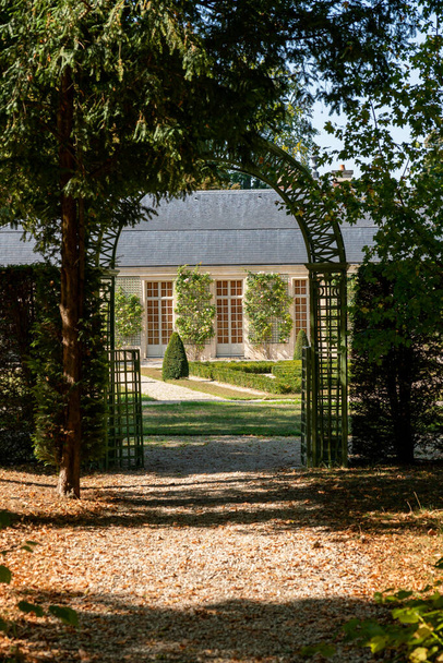Chantilly, Francia - 21 de septiembre de 2020: Maison de Sylvie (Sylvie House) en el hermoso Domaine de Chantilly - Francia - Foto, Imagen