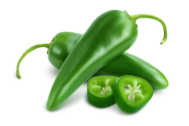 jalapeno πιπέρι απομονώνονται σε λευκό φόντο. Πράσινη πιπεριά τσίλι με μονοπάτι αποκοπής και πλήρες βάθος πεδίου. - Φωτογραφία, εικόνα
