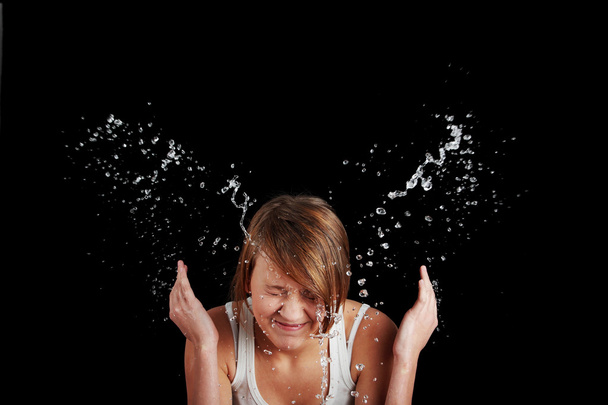 Teen girl washing her face with water - Foto, afbeelding
