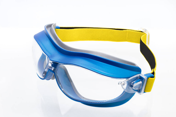 Gafas de seguridad con lentes Dual transparentes antiempañamiento para riesgos mecánicos. Montaje integral - Foto, Imagen