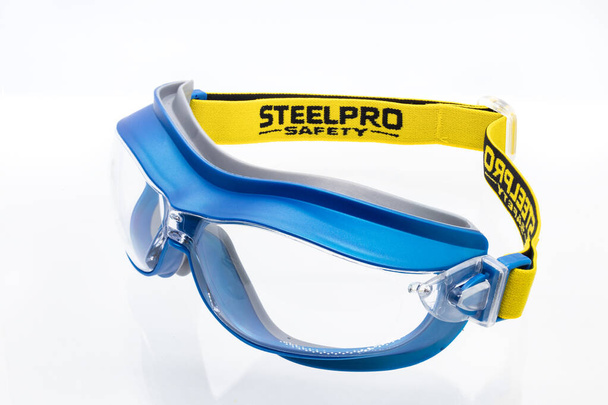 Уэльва, Испания - 13 октября 2020 года: защитные очки Steelpro Pro Line Model X7. Двойной объектив очищает от тумана очки для механических опасностей. Комплексная установка - Фото, изображение