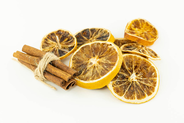 dia kuivattu appelsiini ja greippi sokeroituja hedelmiä luonnon sitrushedelmiä ja kaneli tikkuja sisustus joulu - Valokuva, kuva