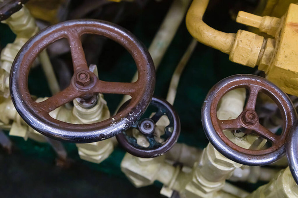 conjunto de válvulas de ferro no submarino para ajustar a pressão no sistema - Foto, Imagem