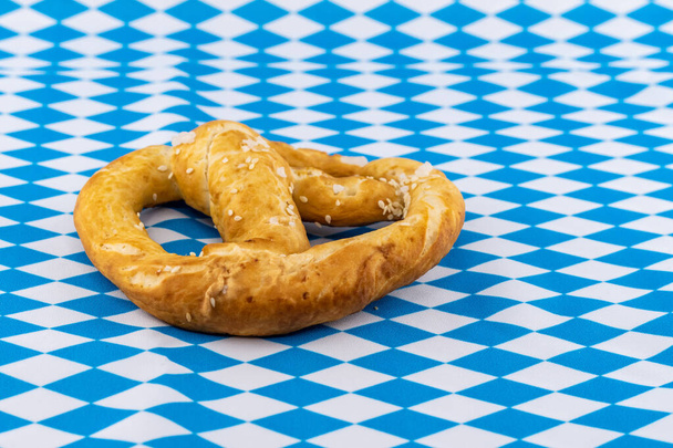 pretzel gustoso e fresco simbolo oktoberfest sul modello rombo blu e bianco - Foto, immagini