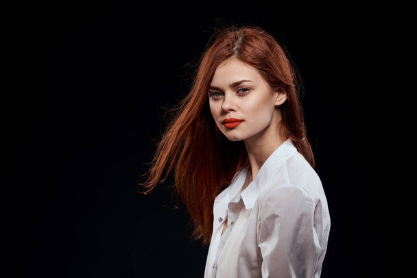 schöne Frau lange Haare rote Lippen weißes Hemd dunkel isoliert Hintergrund Studio - Foto, Bild