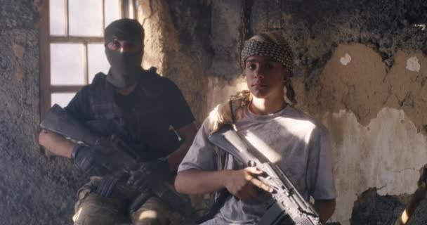 Junge Terroristen mit Gewehren blicken in Kamera - Filmmaterial, Video