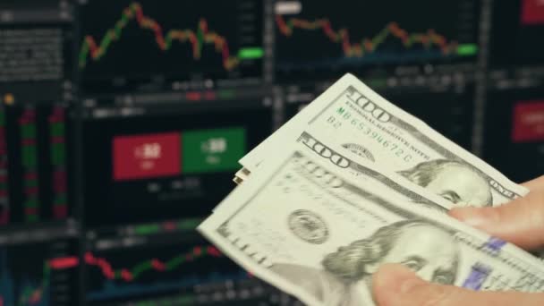 Handelaar telt dollars Bankbiljetten Kijken naar beursoverzicht - Video