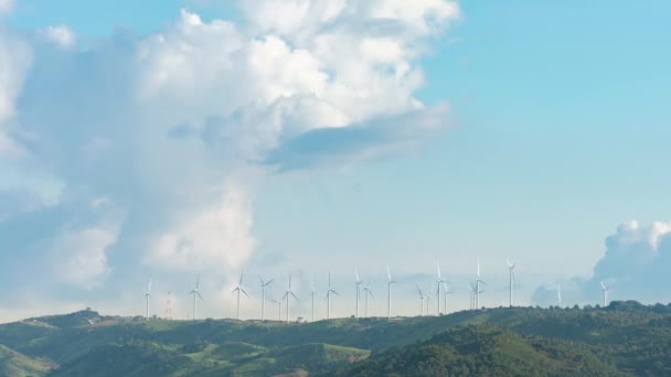 Kopiuj przestrzeń zachmurzone błękitne niebo z turbiną wiatraków do generowania energii odnawialnej na krajobraz czasu górskiego upływu - Materiał filmowy, wideo