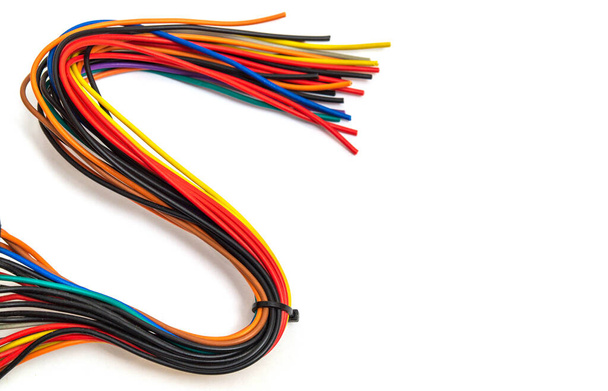 Elektrische Leitungen in verschiedenen Farben auf weißem Hintergrund. Wird verwendet, um sich mit dem elektrischen Netz zu verbinden - Foto, Bild