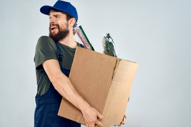 Travailleur masculin chargement des boîtes de livraison dans les mains mode de vie emballage - Photo, image
