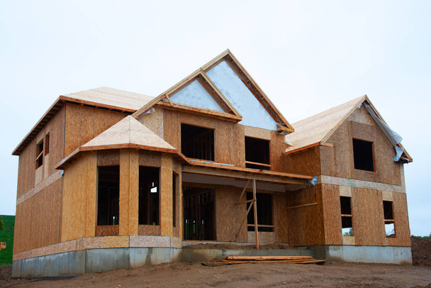 új, egységes családi ház fa rétegelt lemez építése - Fotó, kép