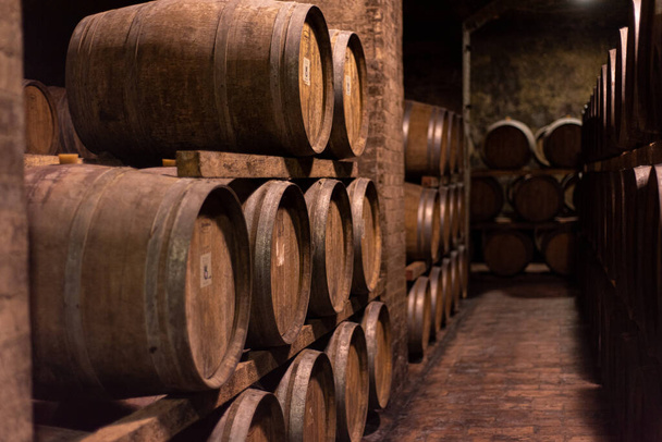 Holzfässer zur Reifung des Weins im Keller - Foto, Bild