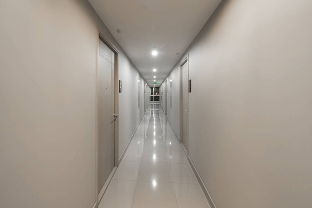 Порожній кондомініум, готельний або багатоквартирний коридорний коридор в будівлі кондомініуму, сучасна кімната декору інтер'єру. Прогулянка
 - Фото, зображення