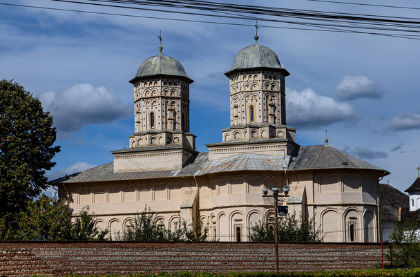 TARGOVISTE, RUMANIA - 30 DE SEPTIEMBRE DE 2020: "Iglesia antigua el 30 de septiembre de 2020 en Targoviste, Rumania. - Foto, imagen