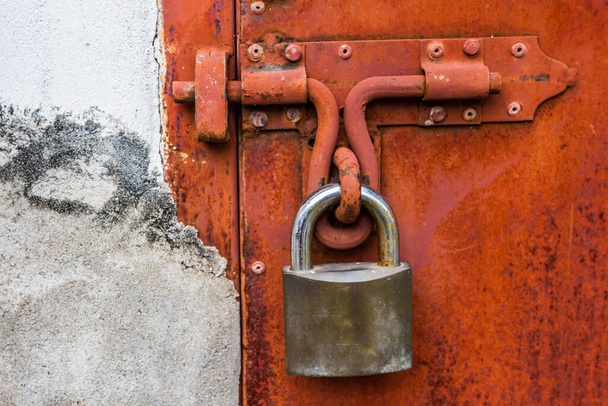 metal door with lock  and rust - Φωτογραφία, εικόνα